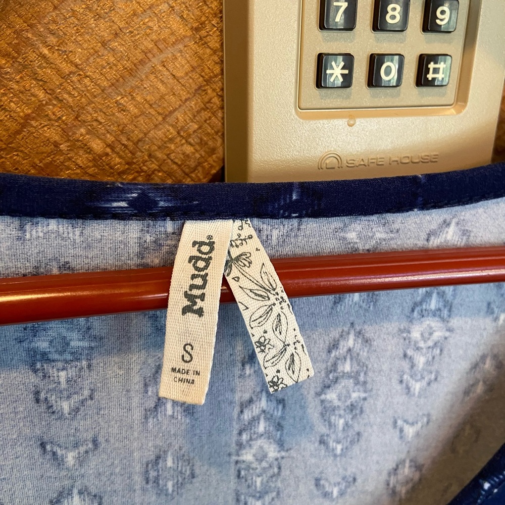 Mudd Blue Patterned Top - Picture 4 of 4